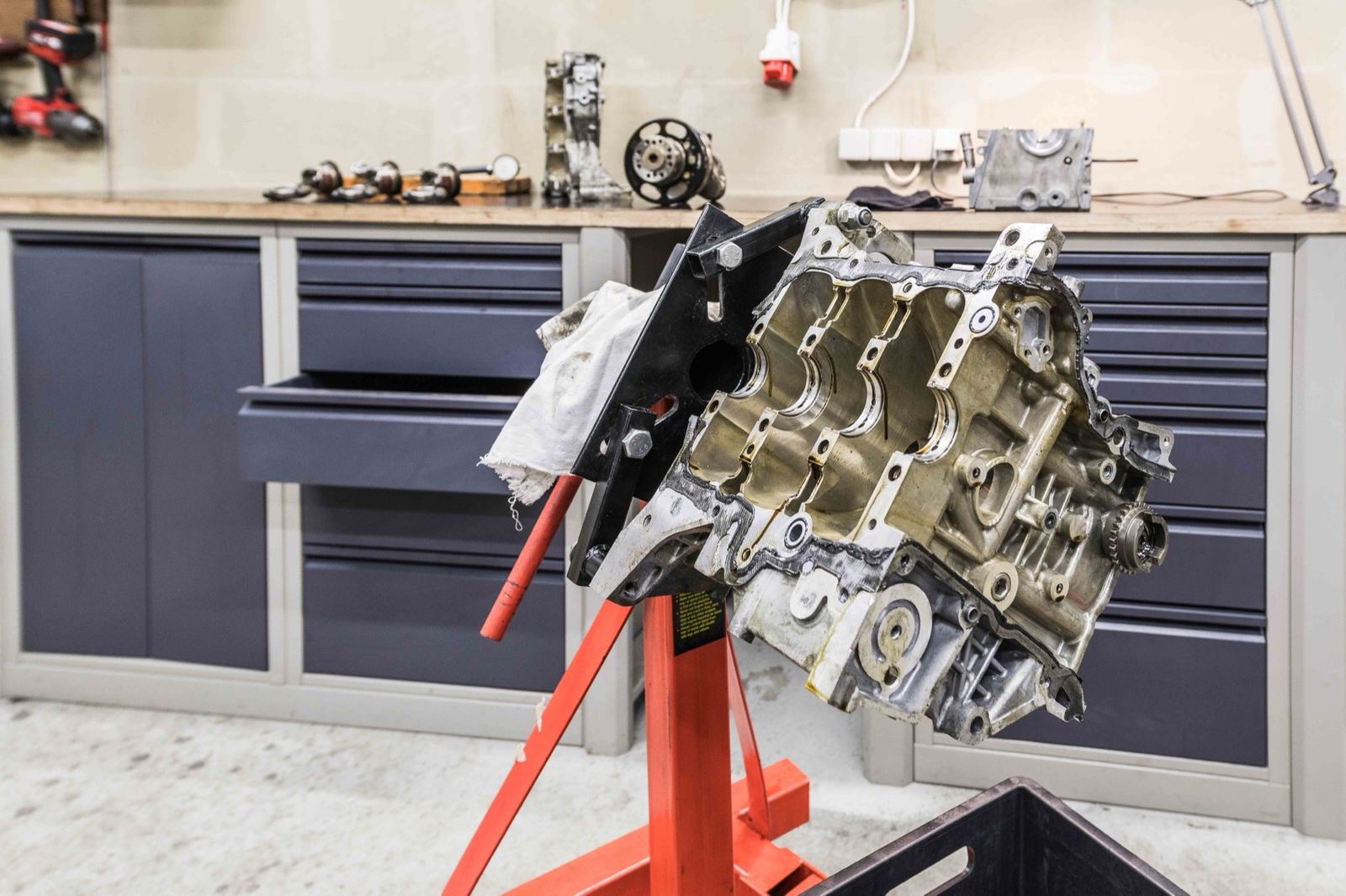 Motorblock auf dem Montagebock in der Werkstatt von Augus Motors
