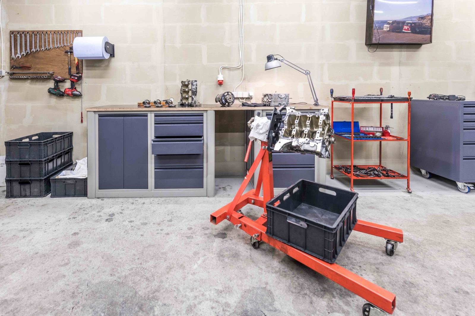 Zerlegter Motorblock auf dem Montagebock in der Werkstatt