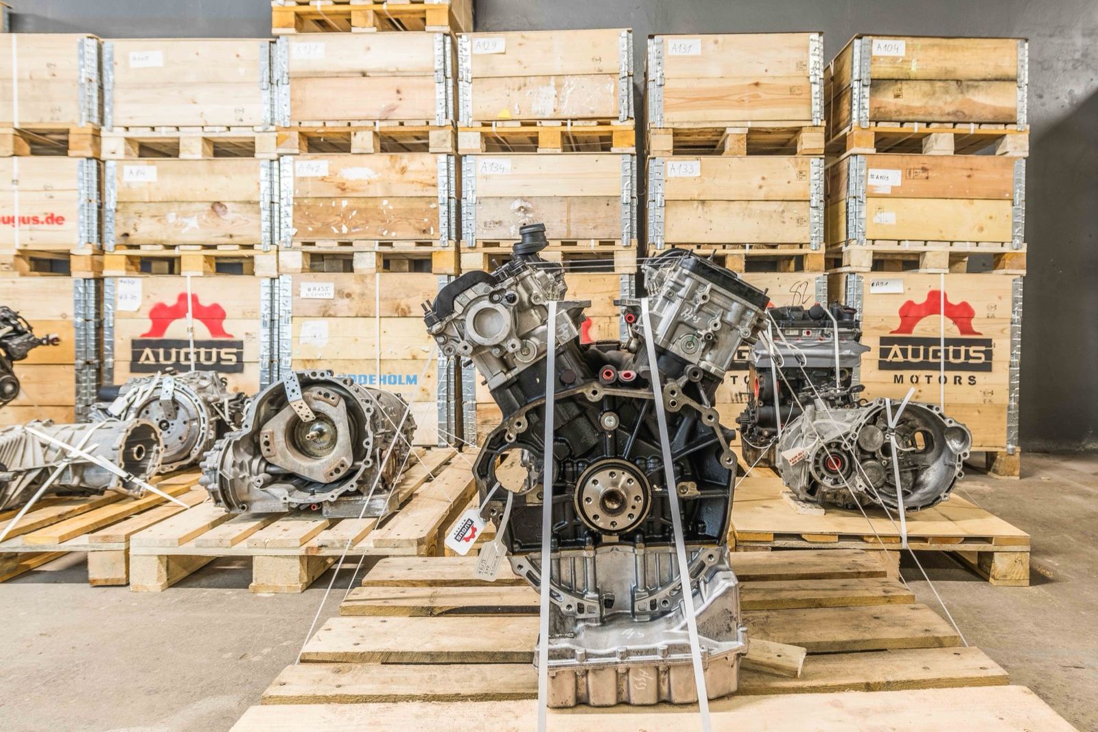 Motoren, Getriebe und Verteilergetriebe auf Paletten im Lager von Augus Motors