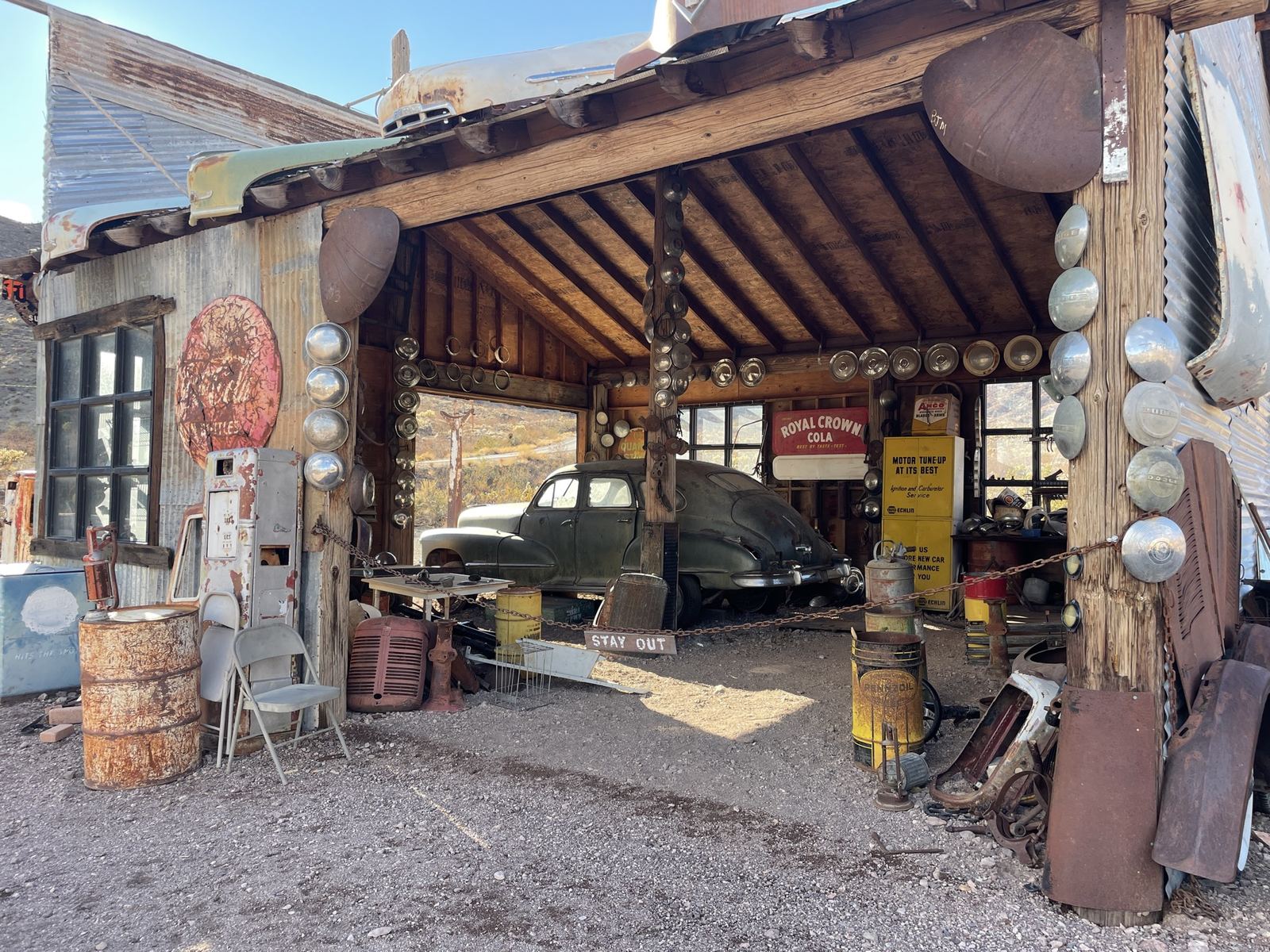 Historische Werkstatt mit Oldtimer, Zapfsäulen und alten Emailleschildern