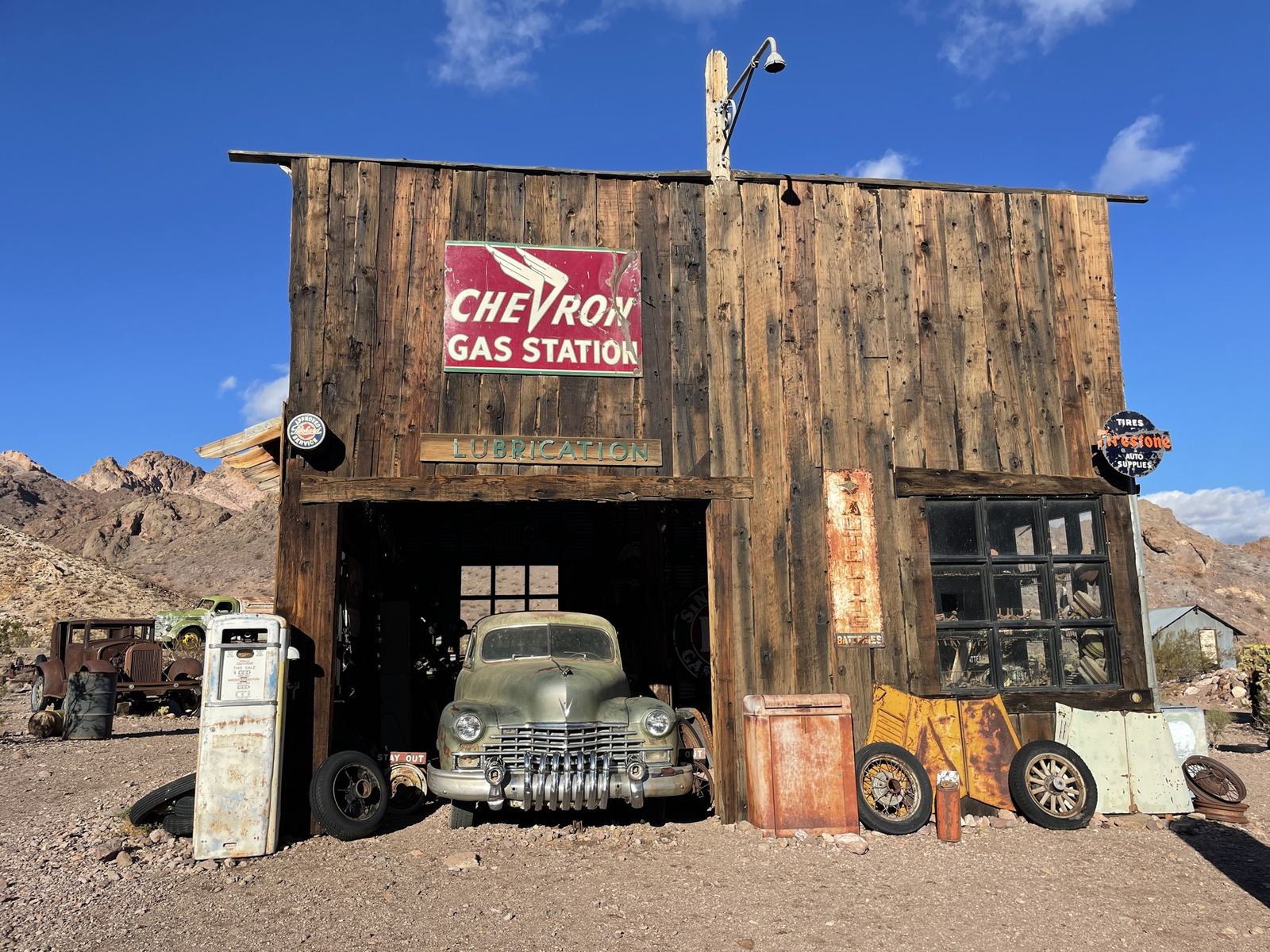 Alte Tankstelle mit Oldtimer in der Werkstatthalle